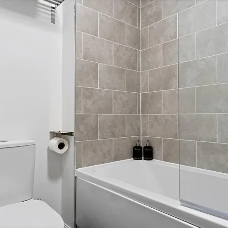 Luxury Centre Townhouse With Free Parking - Sleeps 4 - Perfect For Contractors, Business Travellers, Families And Other Groups - Near Bullring, Newstreet, Selfridges, Nec, Nia & Airport *